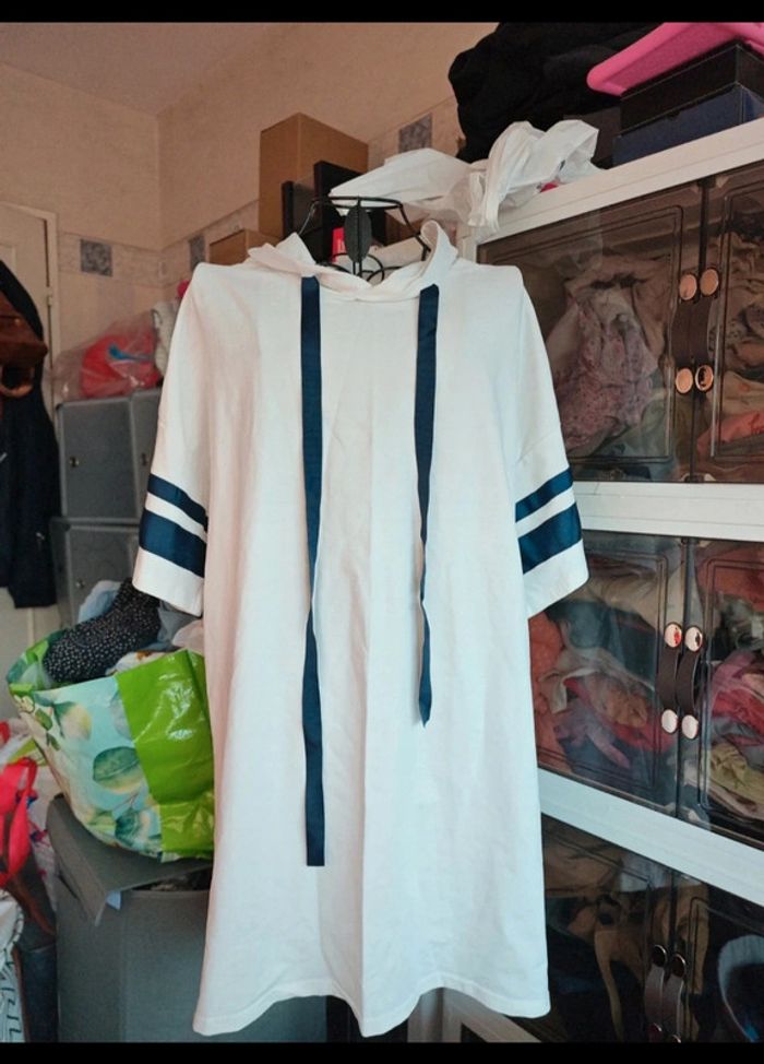 Le haut oversize manches courtes à capuche