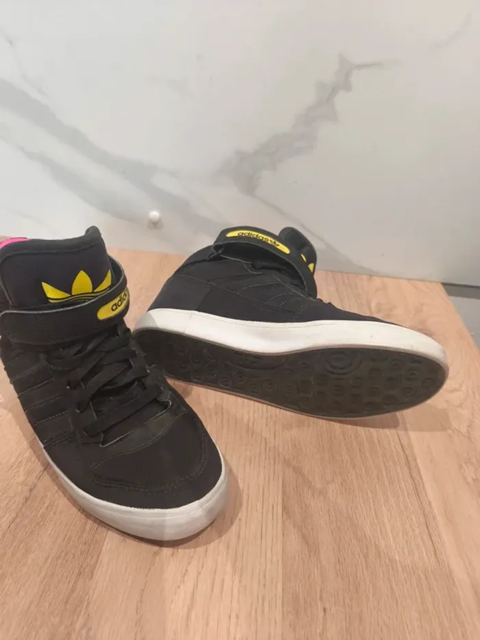 Baskets montantes Adidas Originals noires & jaunes – Pointure 38 - photo numéro 2