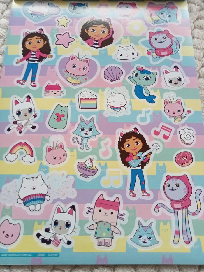 Une feuille de stickers gabby chat