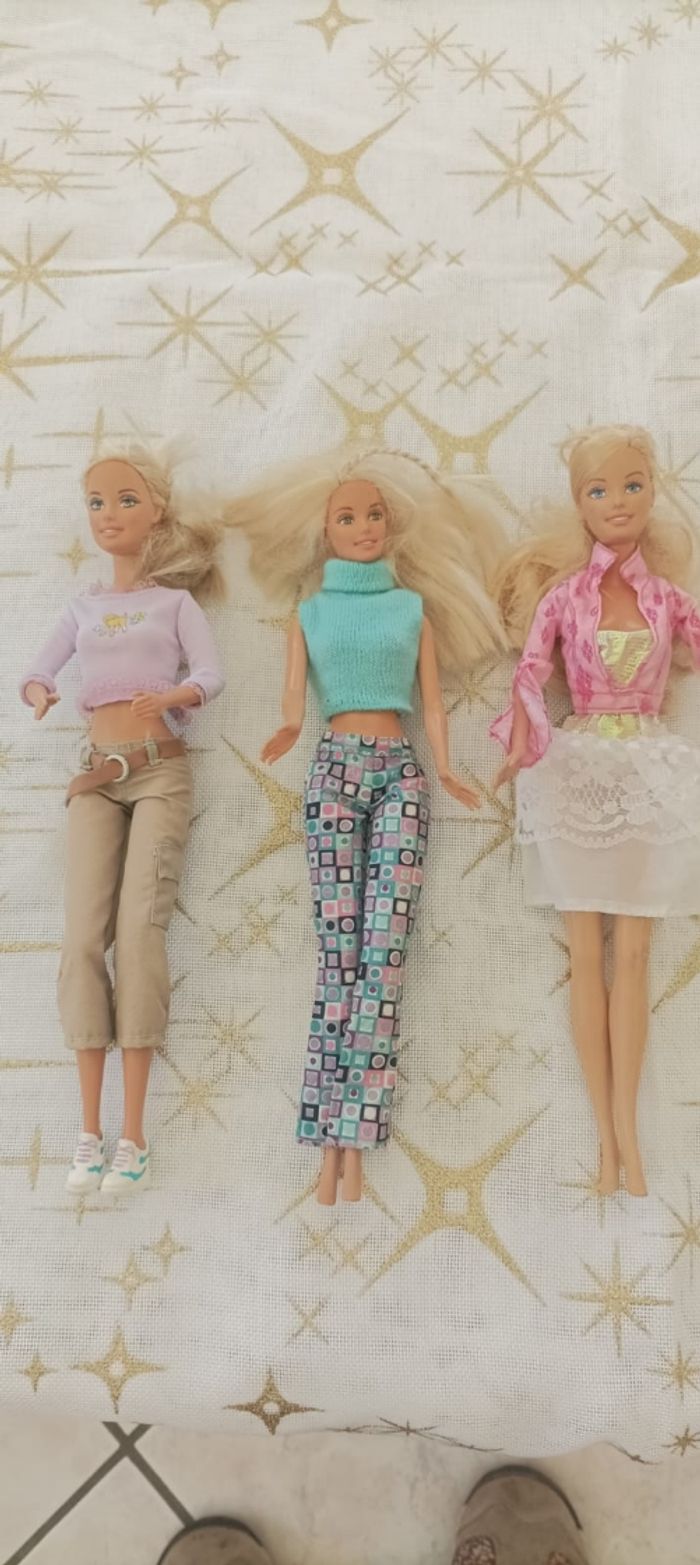 Lot de Barbies et vêtements vintage - photo numéro 2