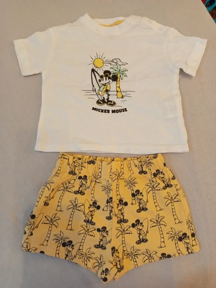 Ensemble t'shirt et short mickey Disney taille 12mois neuf
