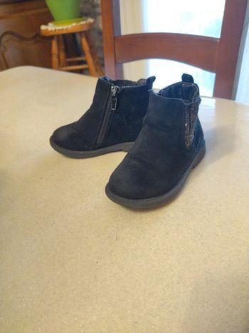 Bottines noires en suédine à fermeture éclair.