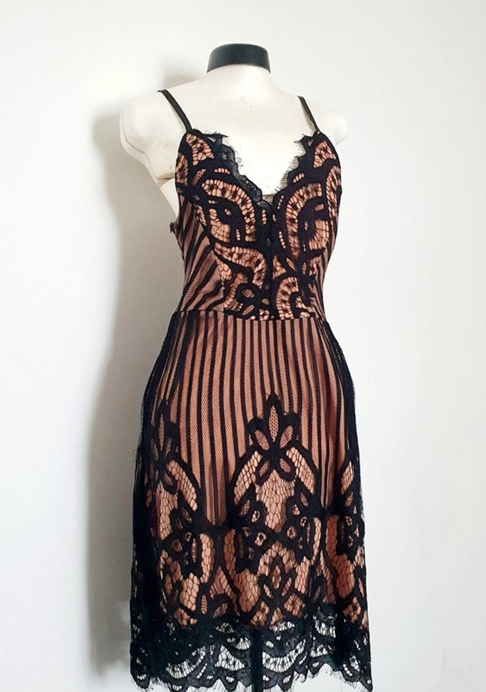Robe  couleur pêche & dentelle noire (étiquette L)