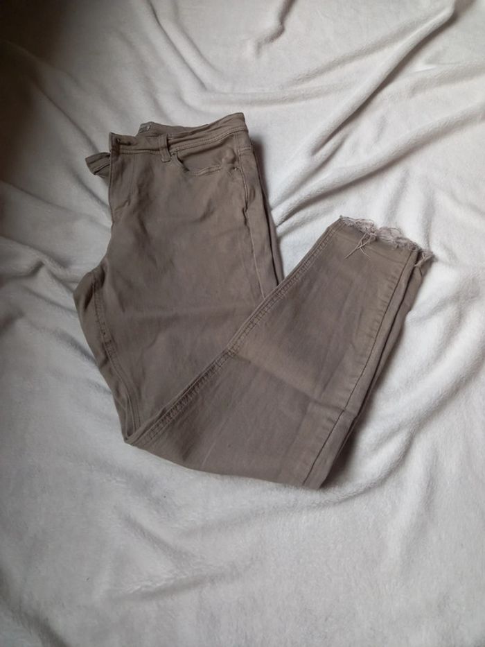 Pantalon kaki clair avec petites franges aux chevilles