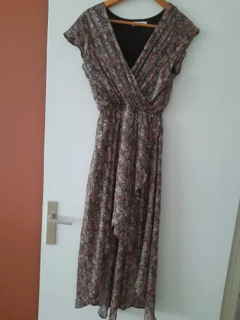 Robe longue asymétrique et joli décolleté