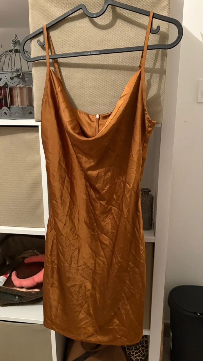 Robe satinée camel - photo numéro 3