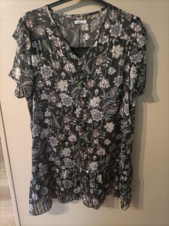 Robe noir fleuri avec filament argenté métallique