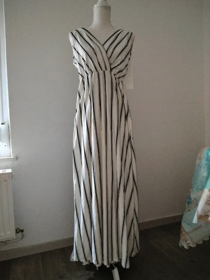 Robe longue à rayures sans manches blanche