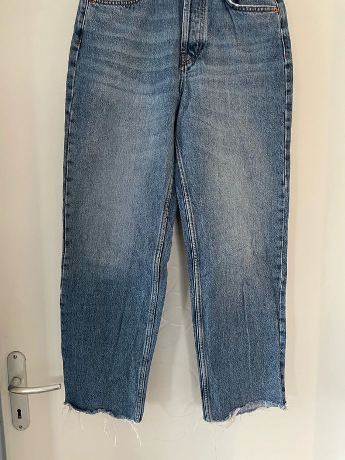 Jean bleu court taille haute coupe flare mom jambe large pull & bear taille 36 - photo numéro 3