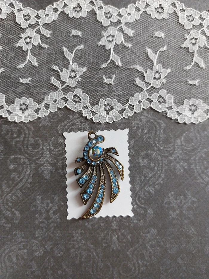 magnifique pendentif fantaisie couleur bronze avec strass bleu