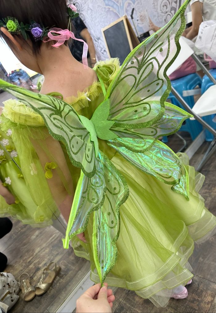 Robe déguisement fée clochette avec bandeau baguette et ailes - photo numéro 2