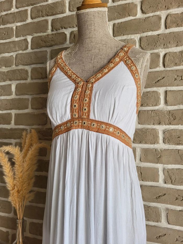 Robe neuve hippie chic bohème blanche avec broderies - Fashion Labelle - photo numéro 6