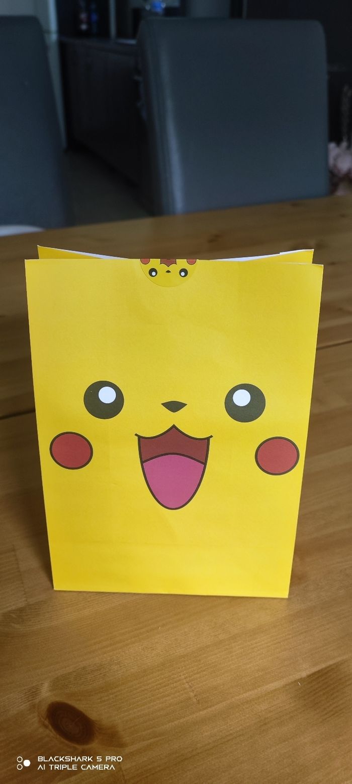 Anniversaire pokémon : sachet Pikachu avec petit cadeau et cartes - photo numéro 7