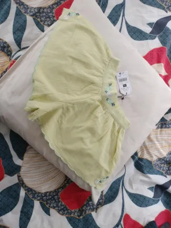 Short jaune brodé "La baie des anges" 7 ans