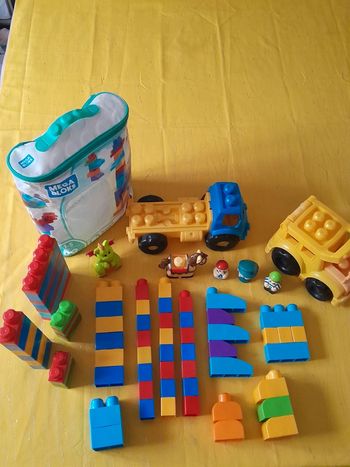Jouet 1er âge Lot de 68 Mega Bloks + 2 camions + 5 personnages