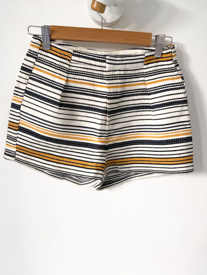 Short à rayures Stradivarius bleu marine jaune et blanc