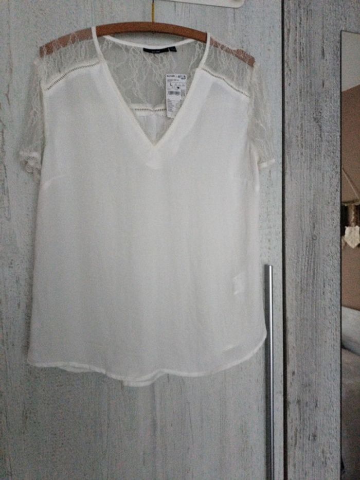 Blouse avec dentelles - photo numéro 2
