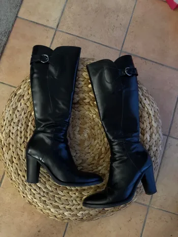 Bottes à talons en cuir
