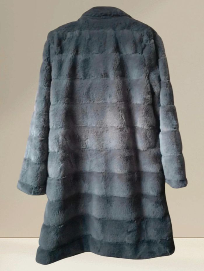 Manteau fausse fourrure. - photo numéro 2