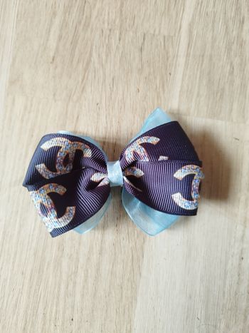 Pince à cheveux bleu et noir