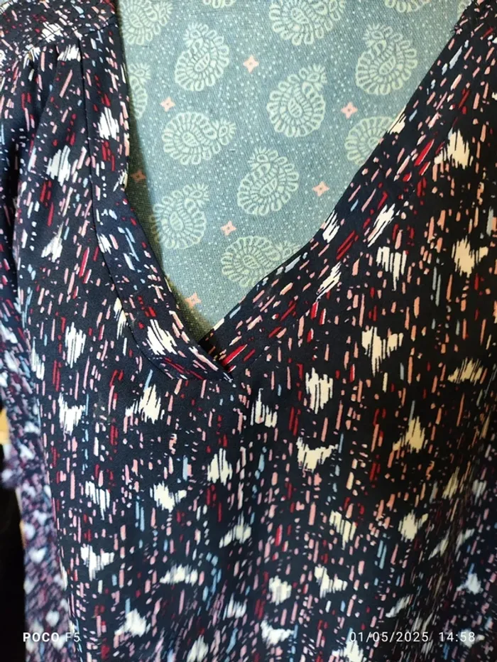 Robe fond noir  couleur rose blanc bleu - photo numéro 7