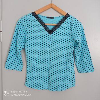 T-shirt turquoise à pois noirs t38