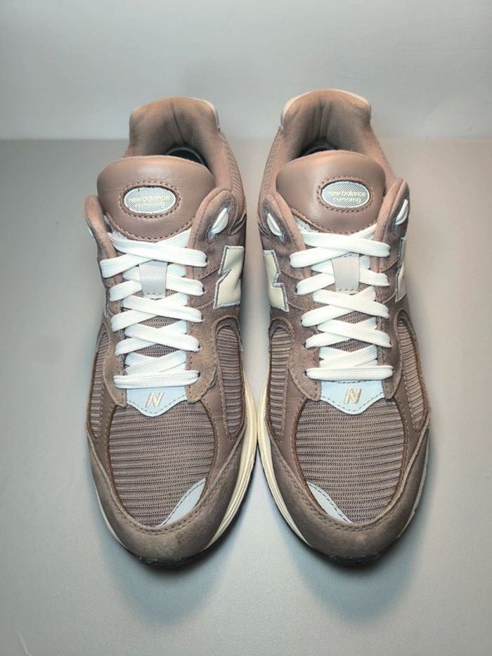 Baskets New Balance 2002r latte daim et cuir marron pointure 42.5 - photo numéro 4