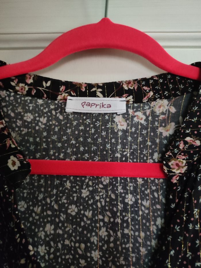 Robe évasée fluide boutonnée à volants, noir, fleurs roses et blanches, avec fils dorés "Paprika" - photo numéro 2