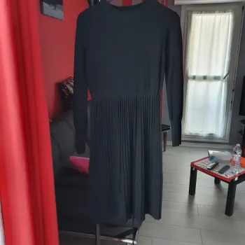 Mignonne robe noire assez epaisse.