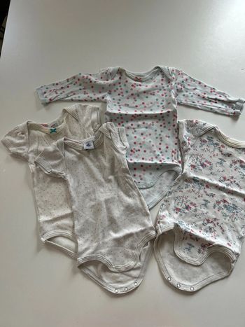 Lot de 4 bodies utilisés Petit Bateau 6 mois