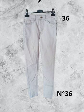 N° 101 Jean blanc T36. Mango. Taille haute, coupe slim.