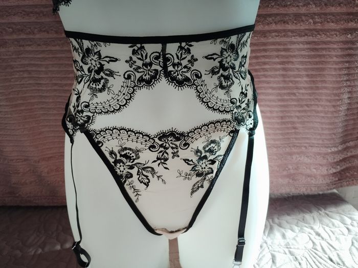 Ensemble complet porte-jarretelles - photo numéro 6