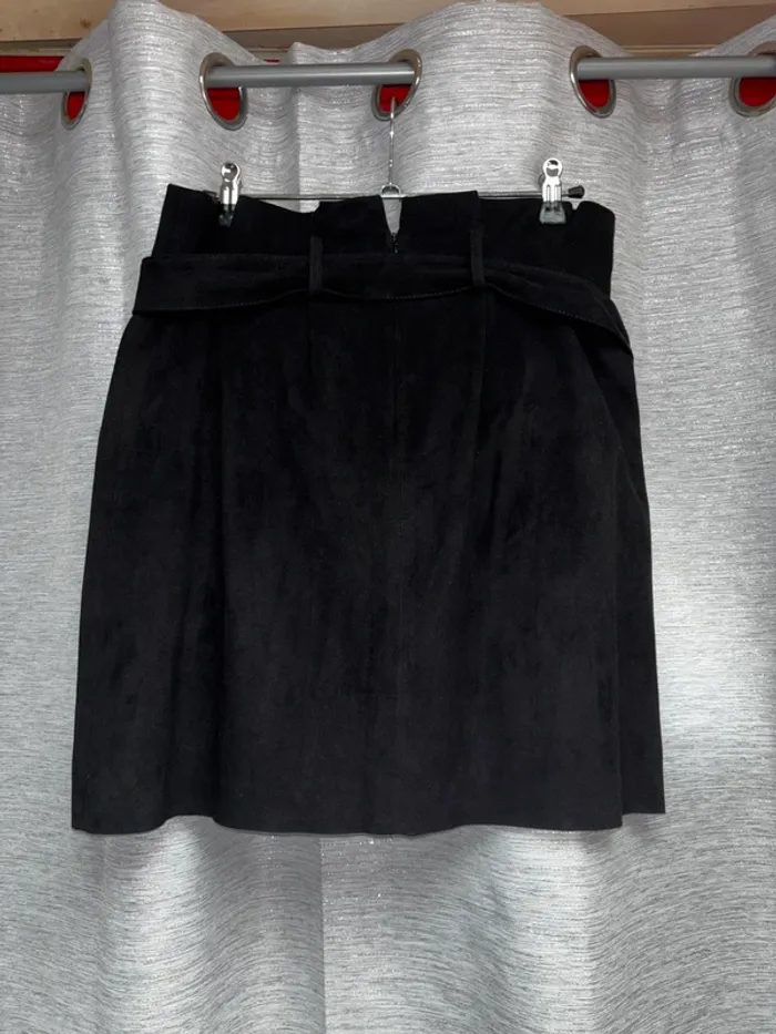 Jupe courte noir, mini jupe noire, jupe fine suédine noir, jupe taille 38 - photo numéro 2