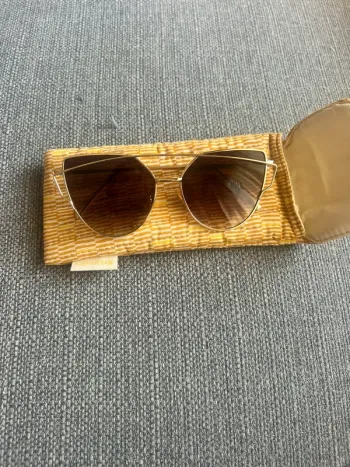 Lunette de soleil avec étui my little box neuve