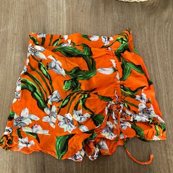 jupe short orange à fleurs