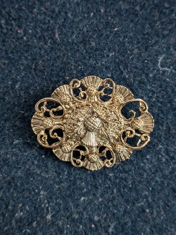 Broche vintage en métal doré