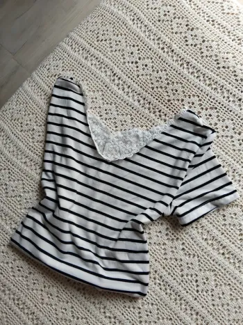 Haut col v dentelle marin