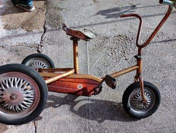Ancien tricycle JUDEZ dans l'état