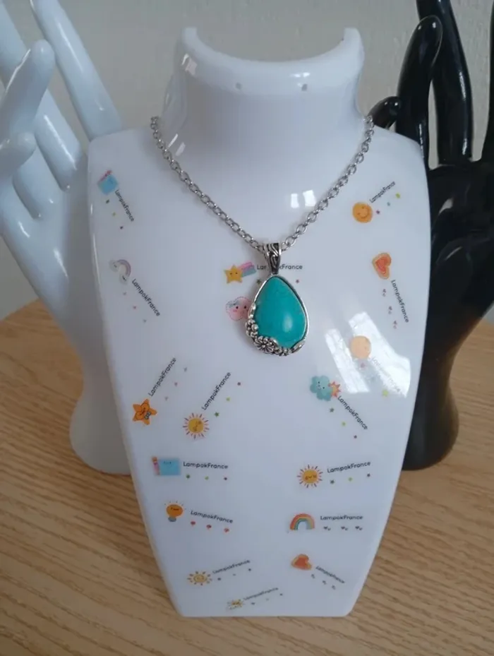 Collier en acier inoxydable avec sa pierre en cristal turquoise naturelle forme goutte d'eau