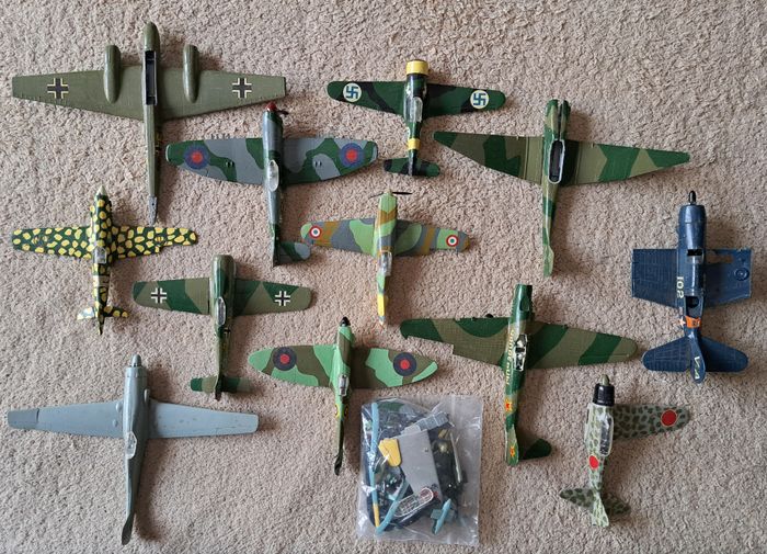 ✈️ Lot de 16 avions miniatures en plastique - pour pièces