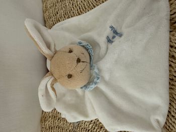 Doudou plat lapin blanc col bleu rayé DOUDOU ET COMPAGNIE