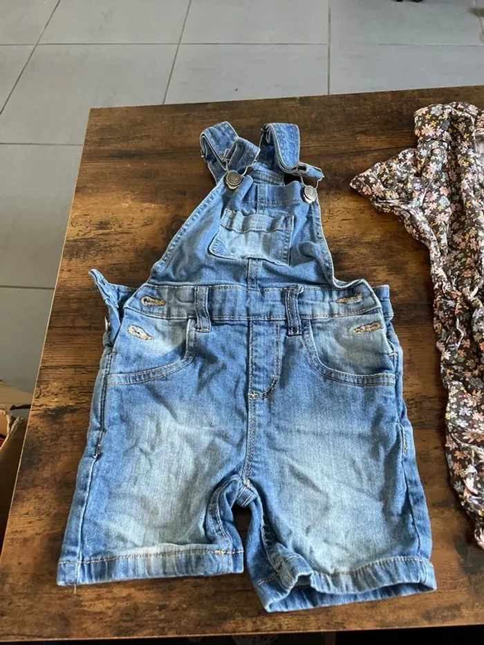 Lot de salopette / robe fille 4 ans - photo numéro 2