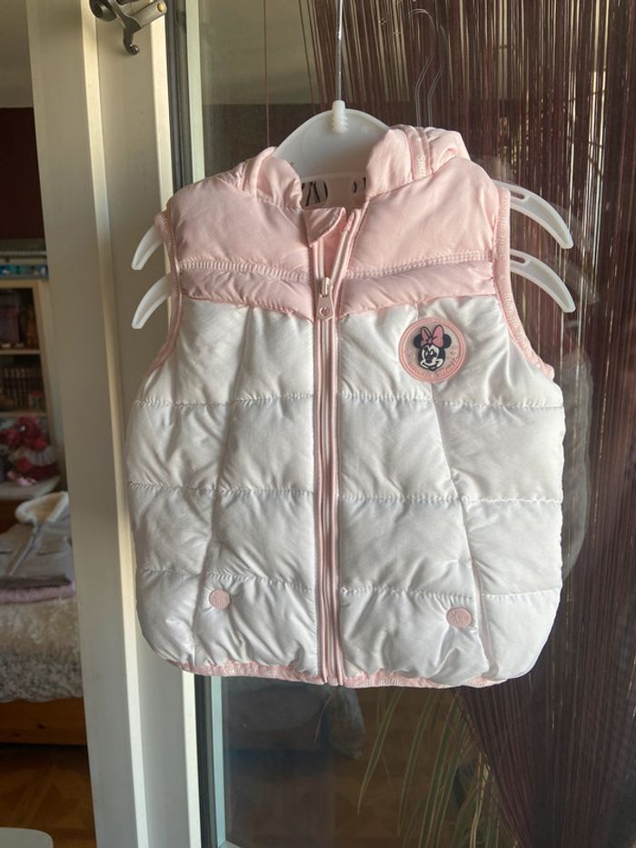 Doudoune sans manches avec capuche 6-9 MOIS CetA