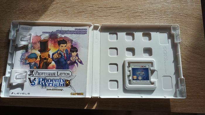 Professeur Layton VS Phoenix Wright