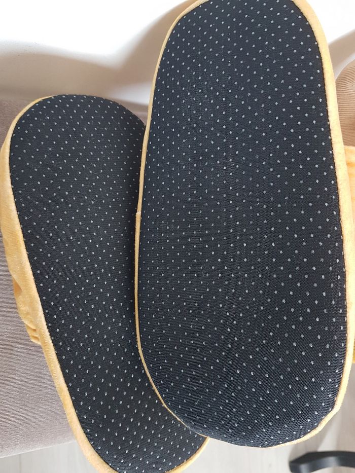 Chaussons jaunes motif pain, neufs sans étiquette. Pointure 39, 25cm de long à l'intérieur. - photo numéro 3