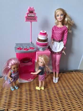 Barbie pâtissière avec son four et 2 poupées chelsea (soeurs de barbie)
