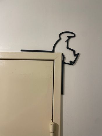 Décoration porte - La Linea assis 