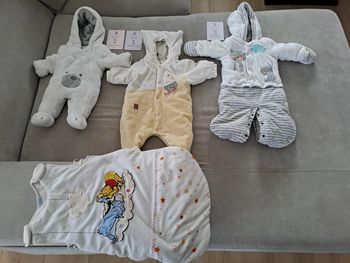 Lot combinaisons bébé hiver 0, 1 et 3 mois + gigoteuse
