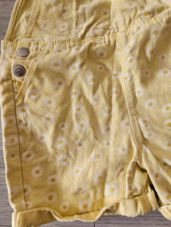 Salopette short jaune avec fleurs blanches kiabi 5 ans - photo numéro 2