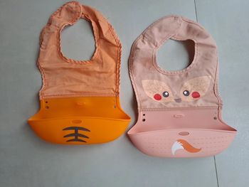 Lot de 2 bavoirs en silicone - Bon état